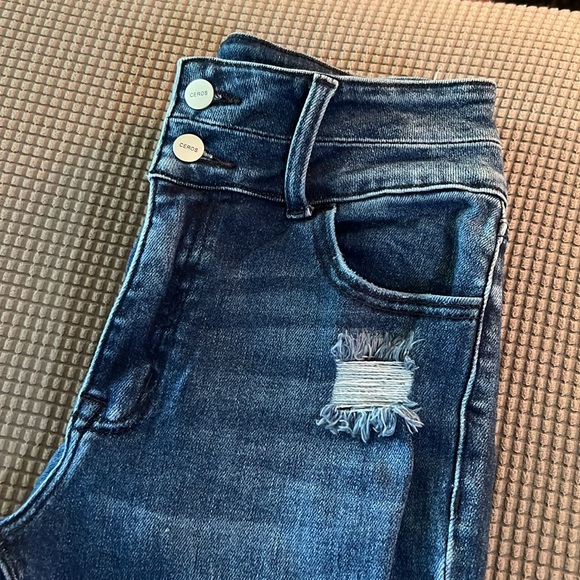 Ceros brand jagging. Medium wash. Fading, distressing, frayed hems. size 29 - Picture 2 of 8